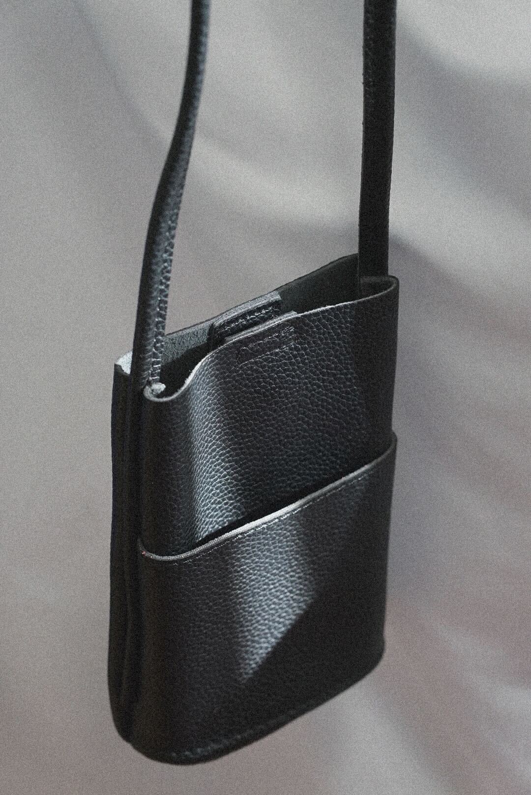Slim leather shoulder