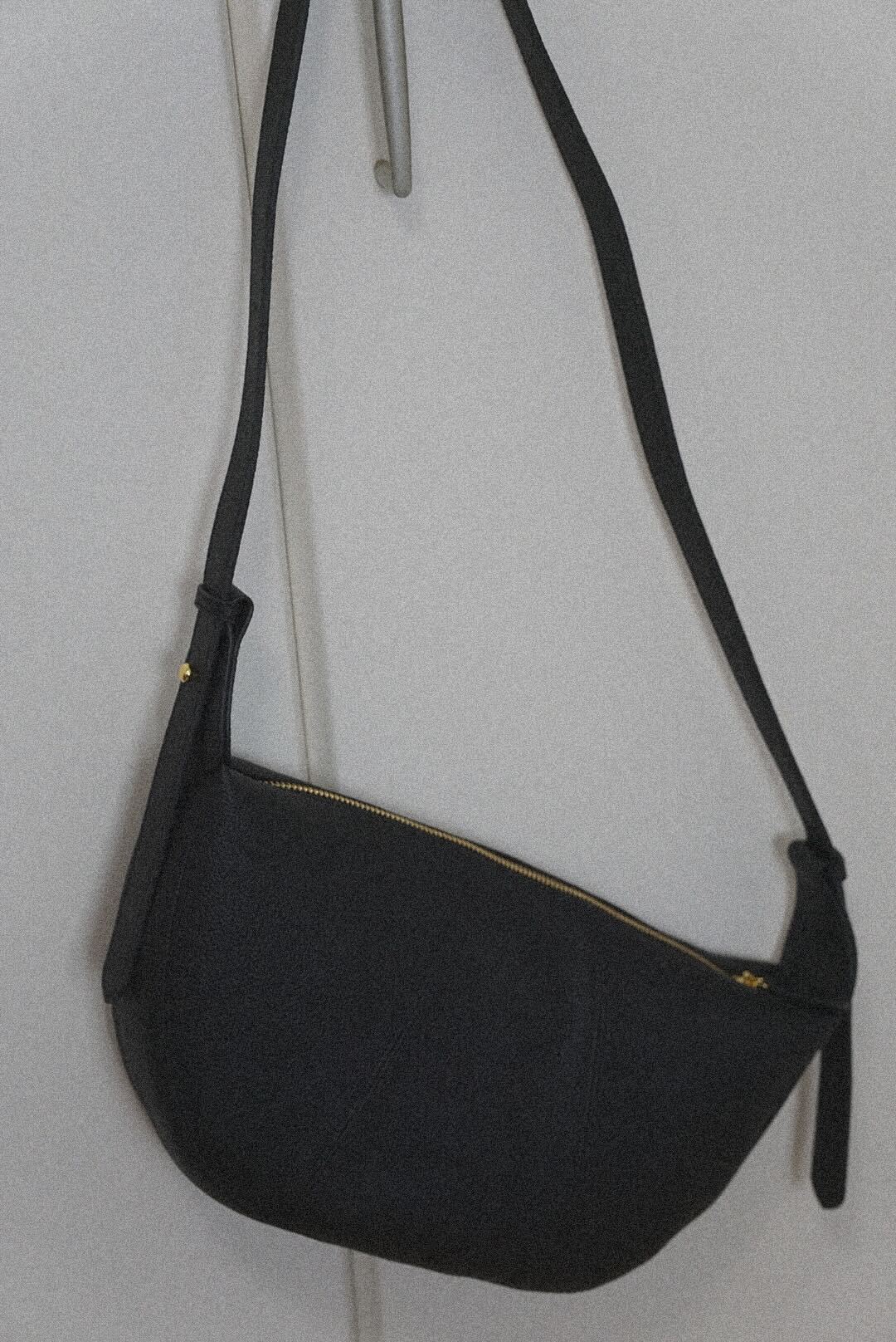 Half-moon leather shoulder
