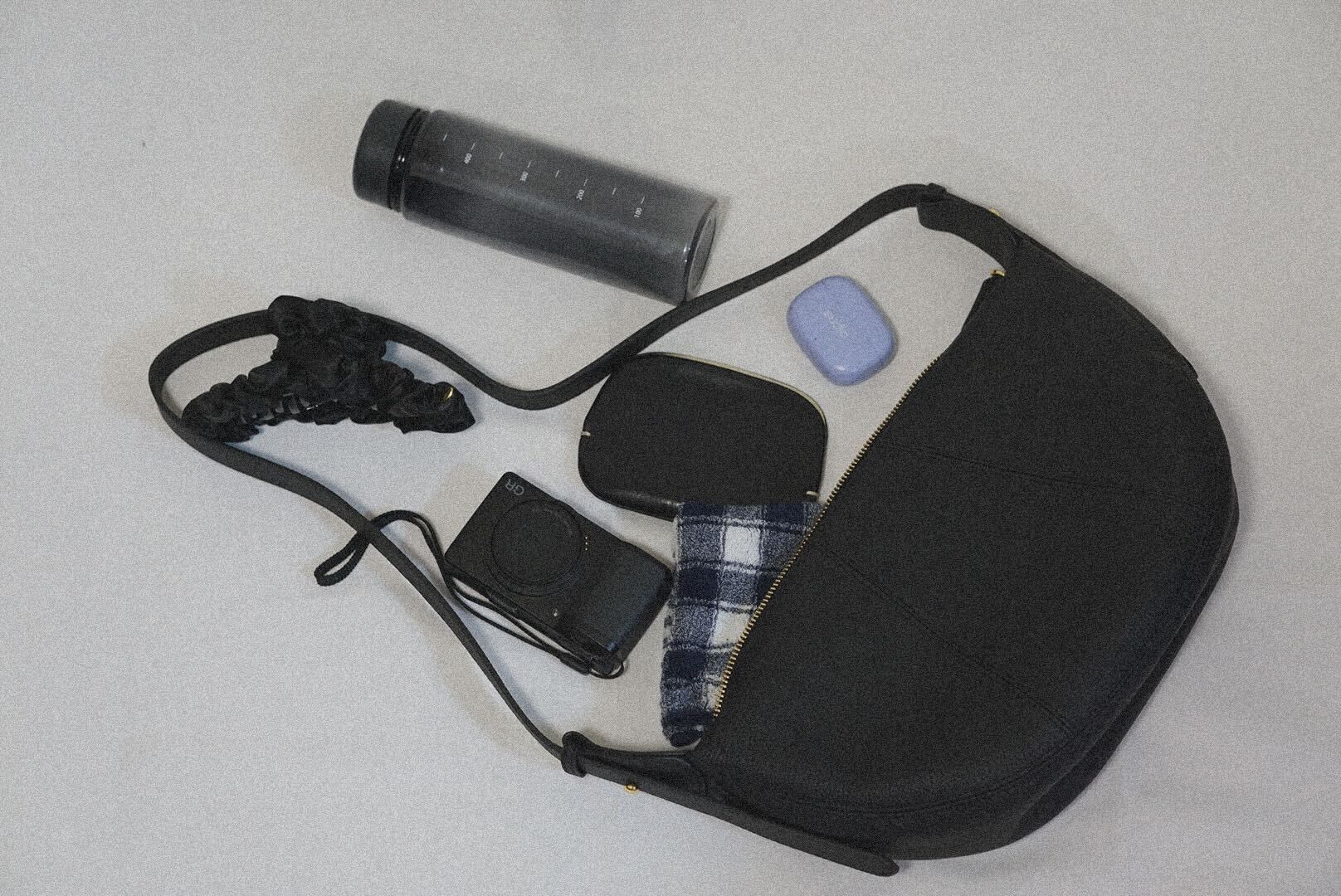 Half-moon leather shoulder