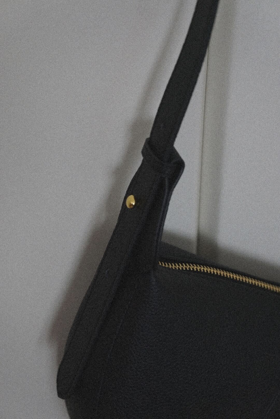 Half-moon leather shoulder