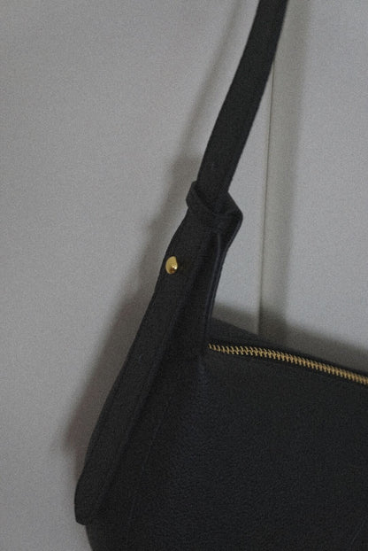 Half-moon leather shoulder