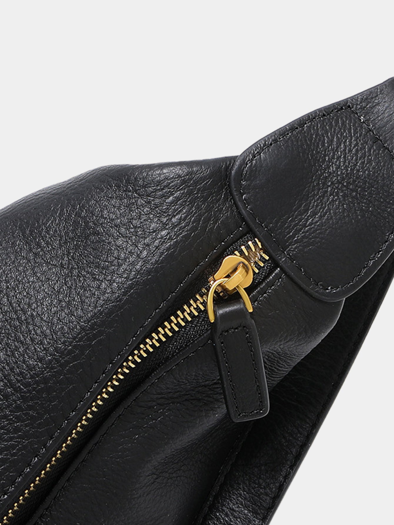 Half-moon leather shoulder