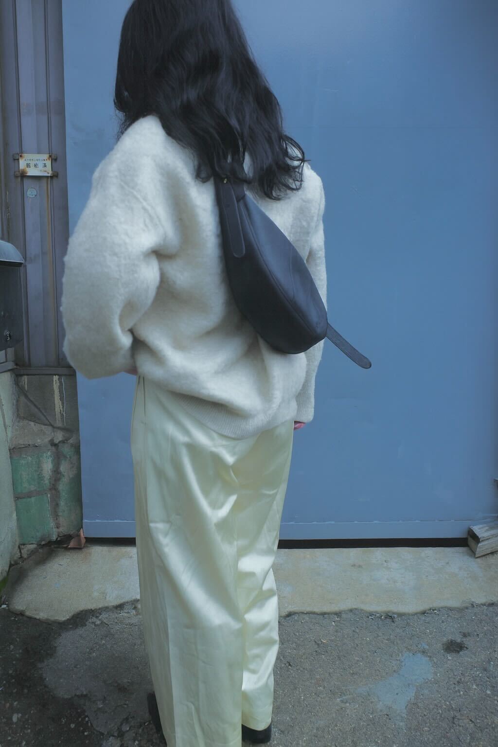 Half-moon leather shoulder